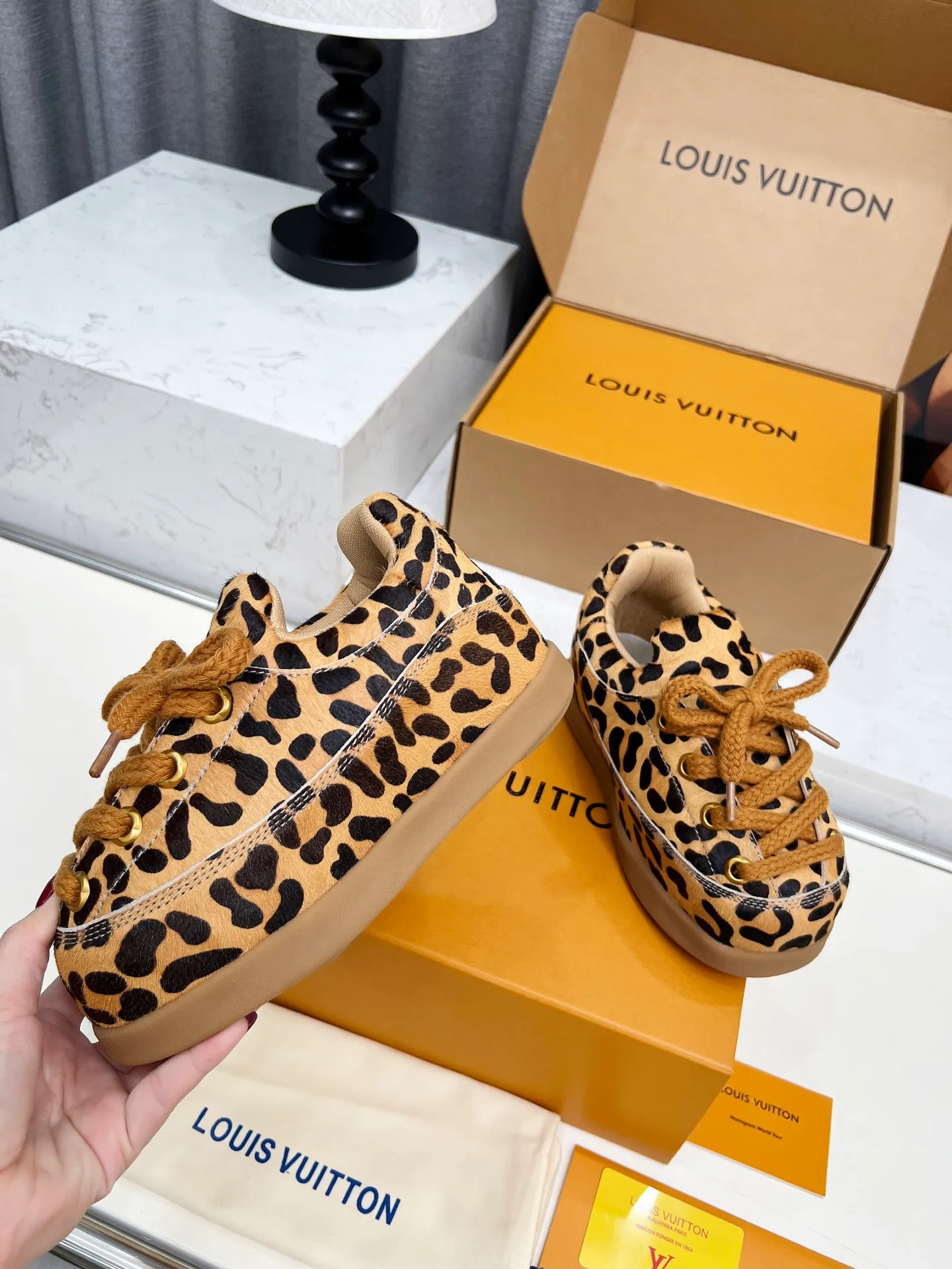 [L Family] P: 740💰 Couple model, size: women 35-41 (customized at 41 for women), 39-46 for men (customized at 45.46) The 2025 iteration of this Time Out sneaker, couple model, LV co-branded nigo, donkey brand, Louis Vuitton, ugly, cute😍Many Internet celebrities have shown off their feet, a classic and versatile item. Fabric: Imported high mercerized cow suede. Lining: high-grade elastic mesh, outsole: original molded outsole, palm print rubber outsole with hidden L letter and Monongram flower.